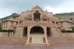 Jaipur temple sarong dress code entrance — carry scarf tip travel guide 2026