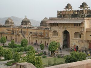 Amber Fort 7AM morning empty golden — arrive early Jaipur travel tip 2026