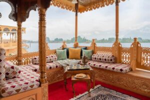 kashmir-houseboat-budget-accommodation.jpg